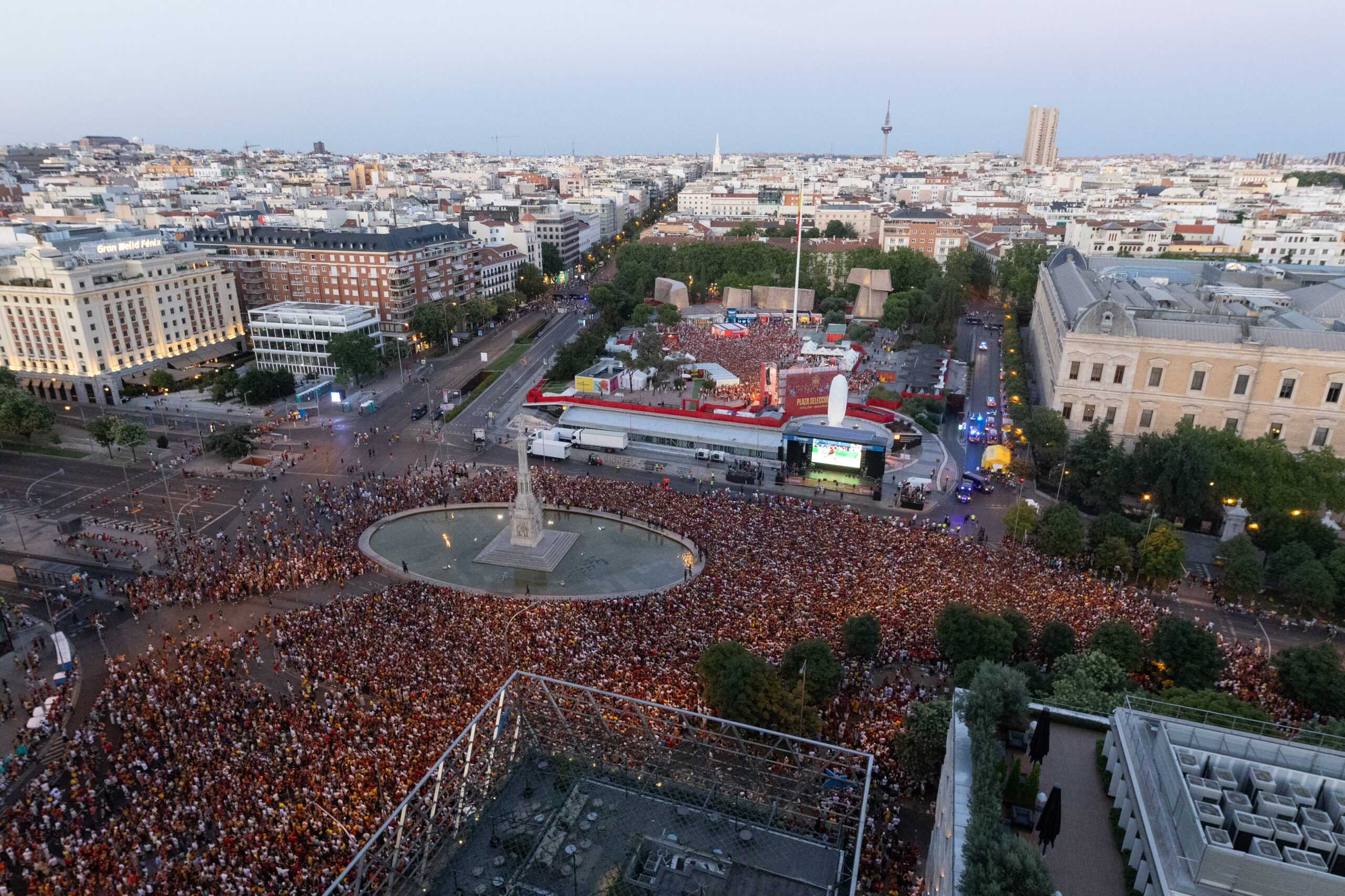 Cibeles y sus alrededores se alistan para celebrar la Copa del Mundo con un multitudinario recibimiento en Madrid