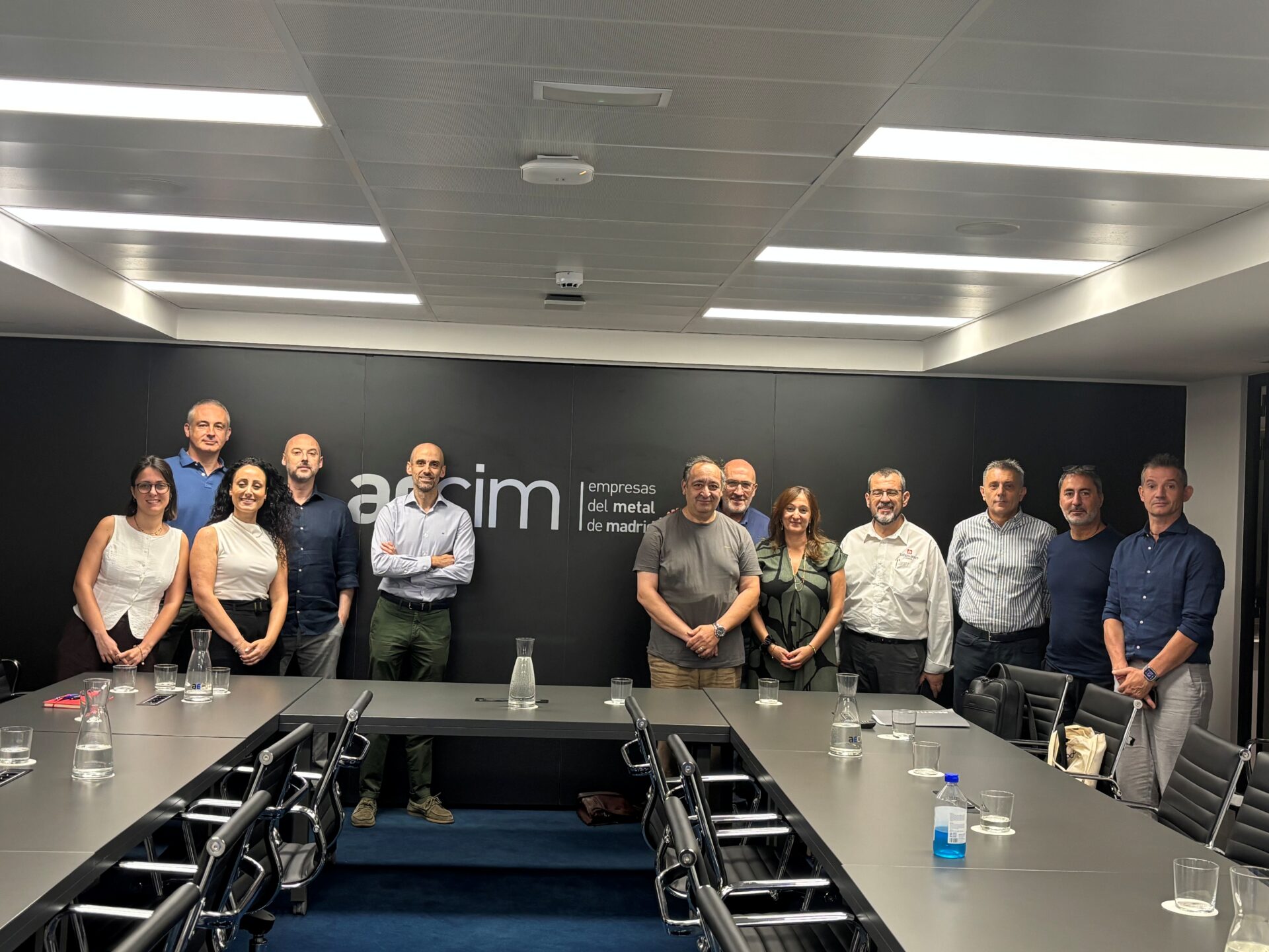 Delegación Italiana Explora en AECIM el Modelo Español de Formación Profesional y su Impacto en el Sector Automotriz