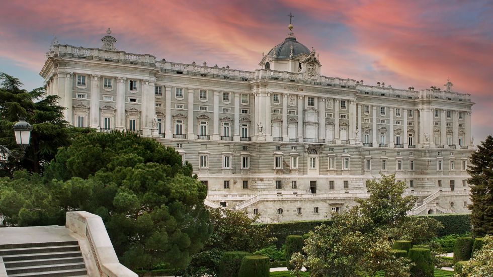 El Palacio Real de Madrid Brilla de Rojo para Conmemorar el Triunfo Mundial de la Selección Española de Fútbol