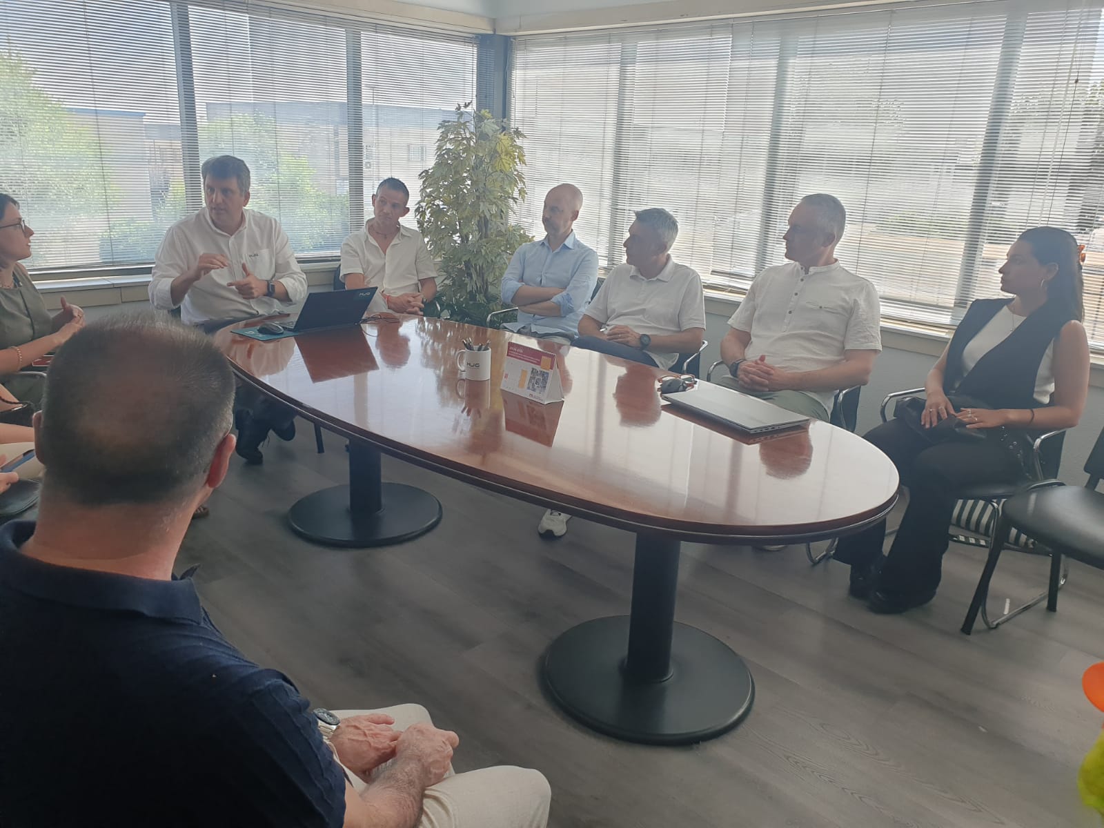 Hermanos Jiménez Gómez Presenta Innovadores Procesos de Mecanizado a Delegación Italiana