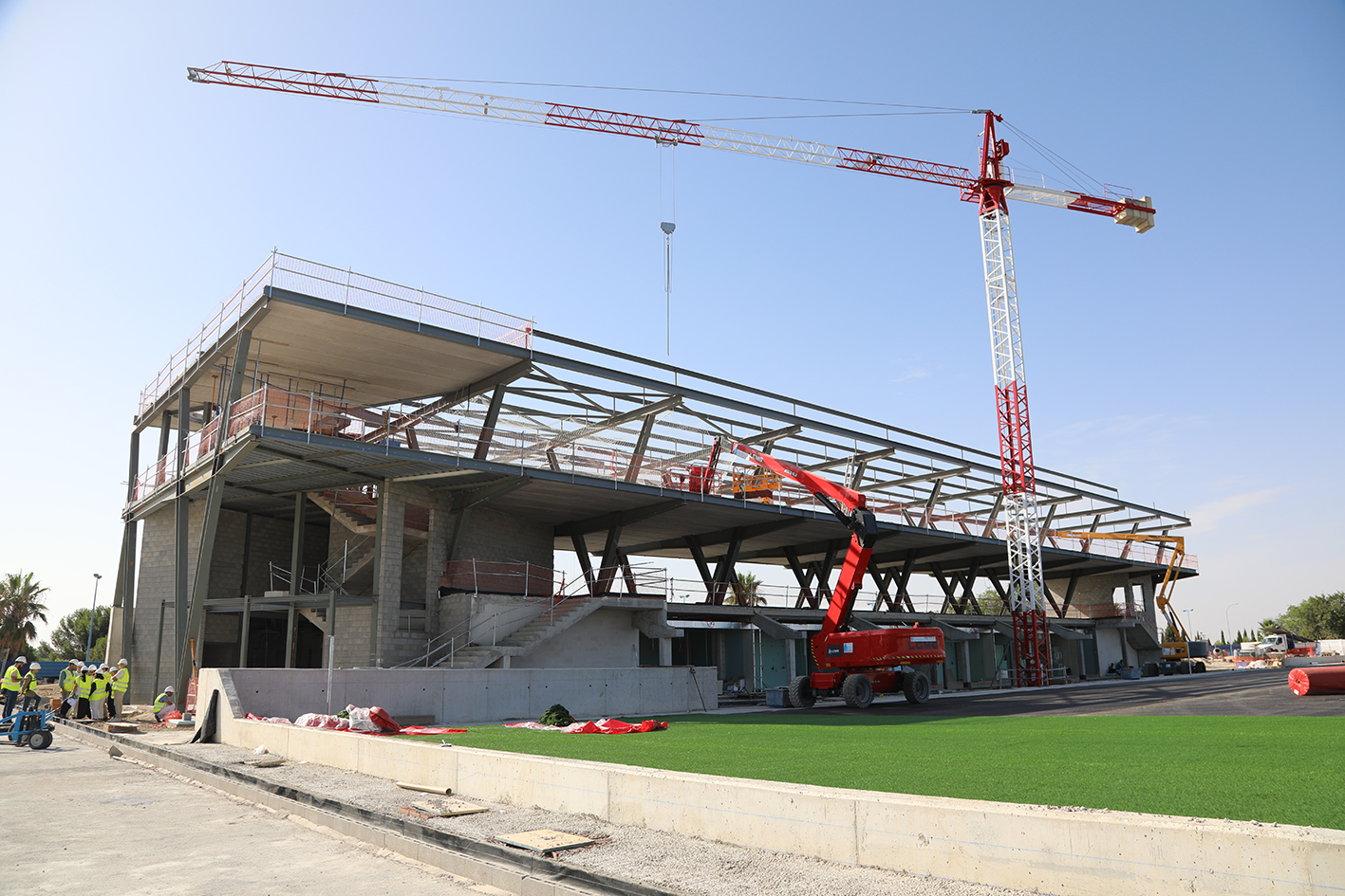 Inicia la Instalación del Césped en la Segunda Etapa del Polideportivo San Isidro