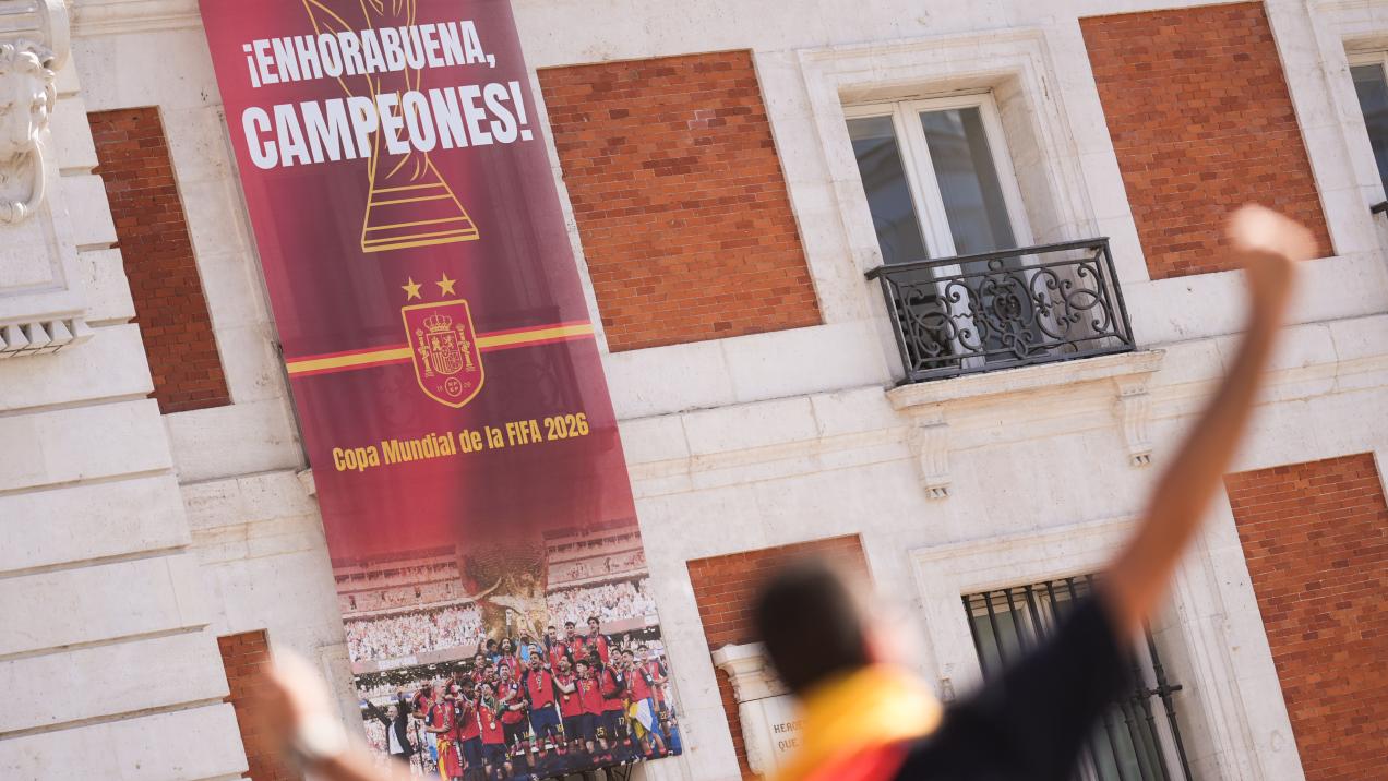 Madrid ilumina la Real Casa de Correos por el triunfo mundialista