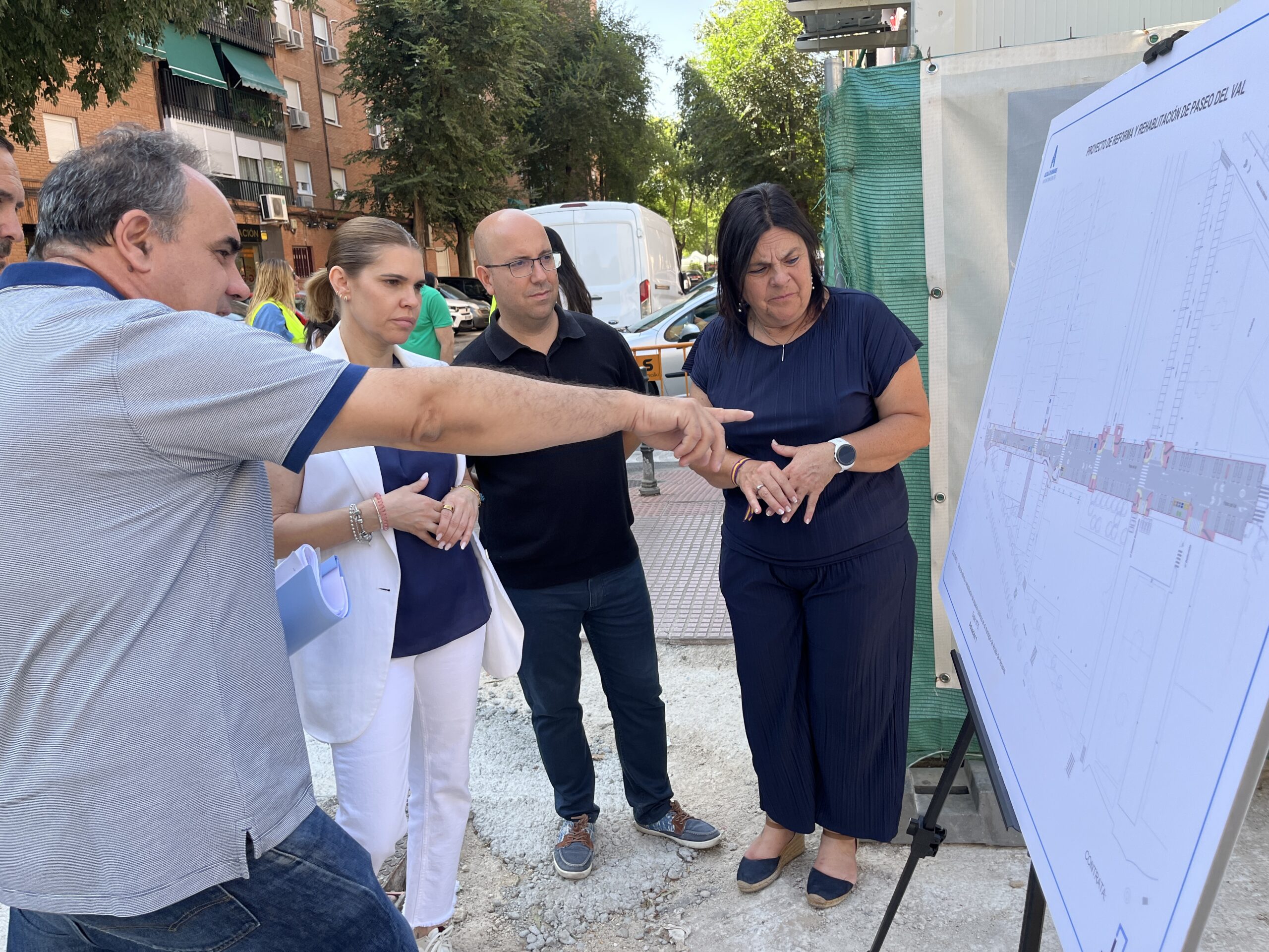 Progresan las Obras de Renovación del Pavimento y Ampliación de Aceras en el Paseo del Val