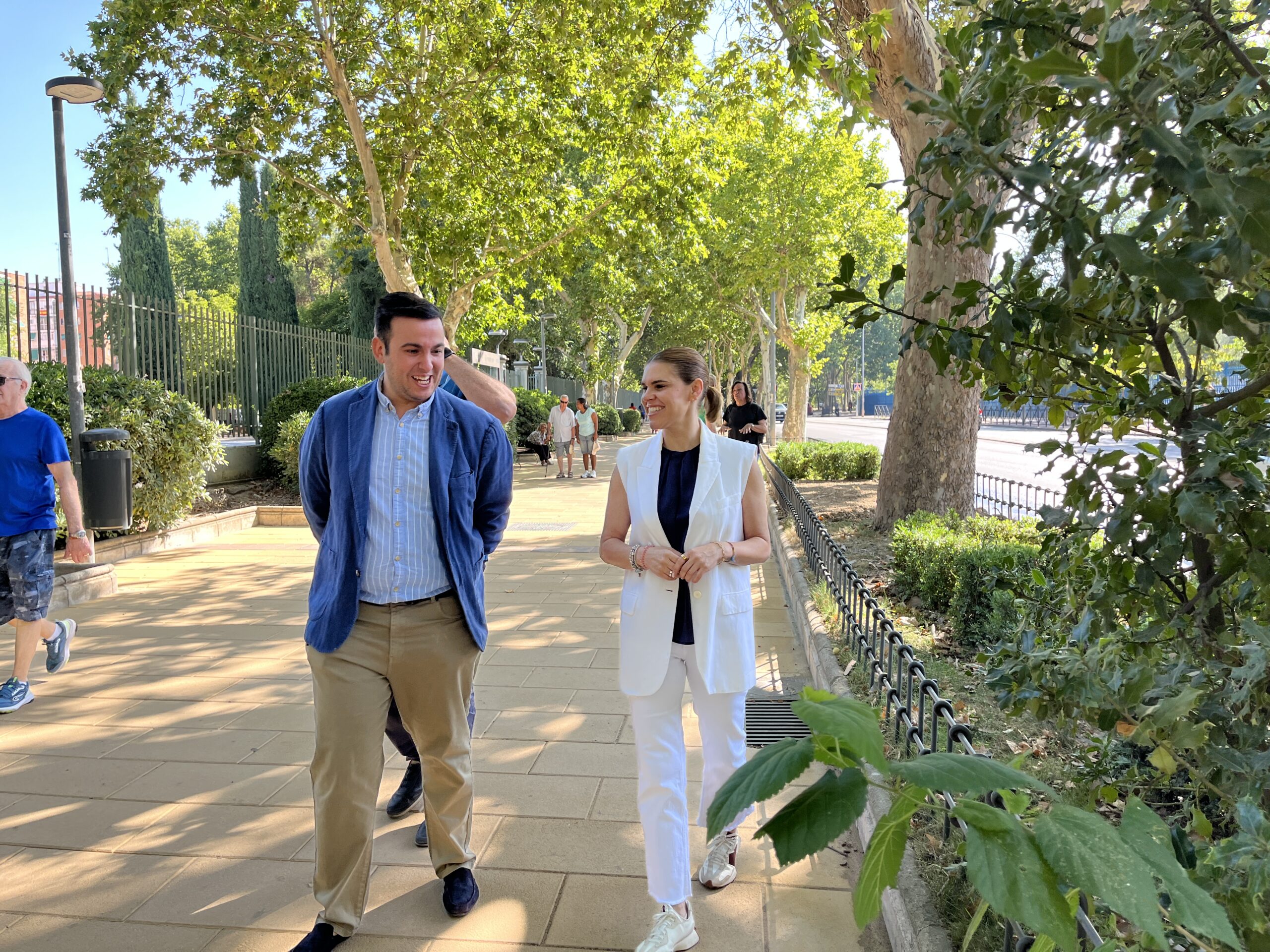 Ronda Fiscal inaugura renovación de aceras con jardineras ampliadas y nuevos bancos
