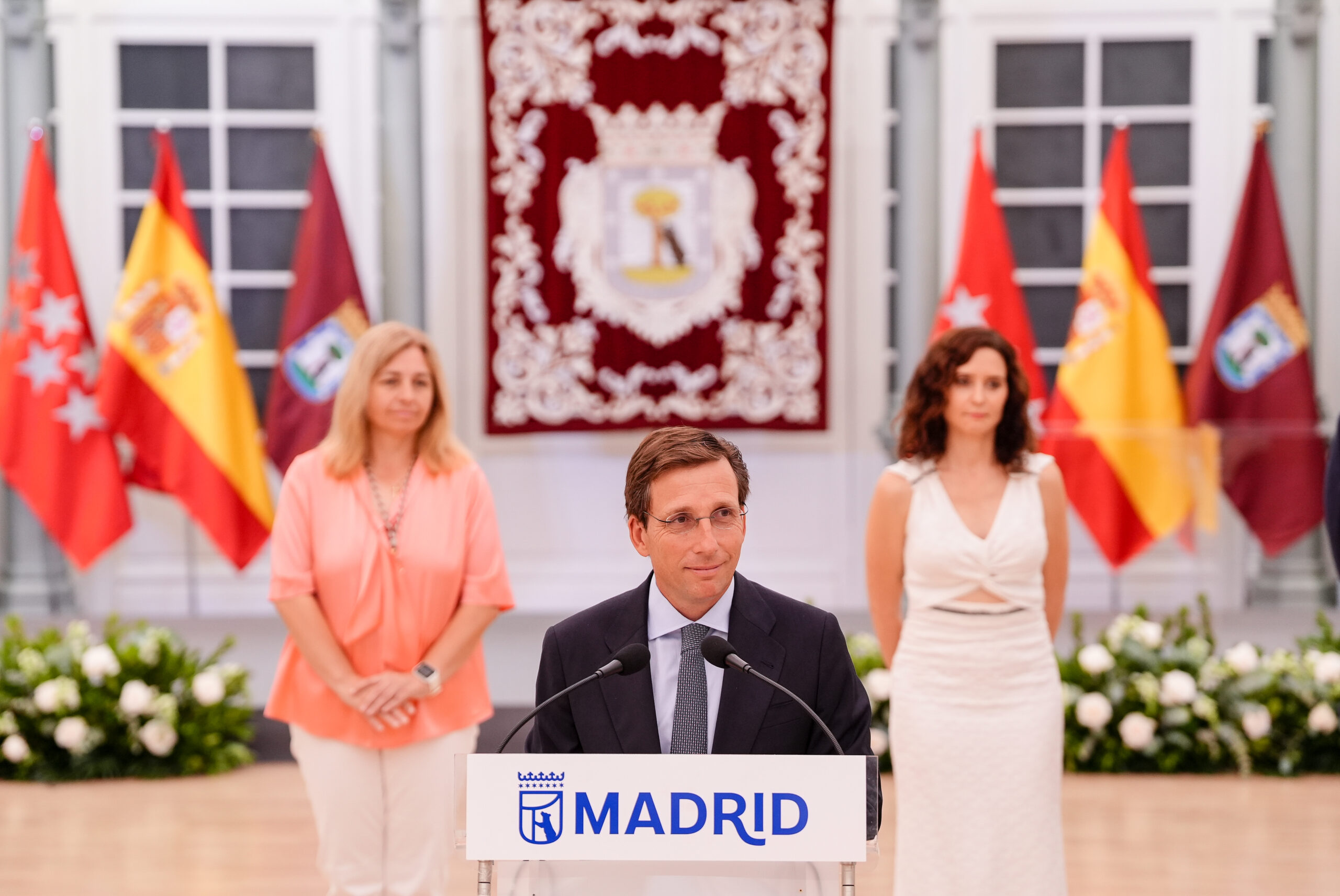 Almeida Destaca a los Bomberos de Madrid como Pilar de Seguridad y Ejemplar Servicio Público Durante las Fiestas de la Paloma