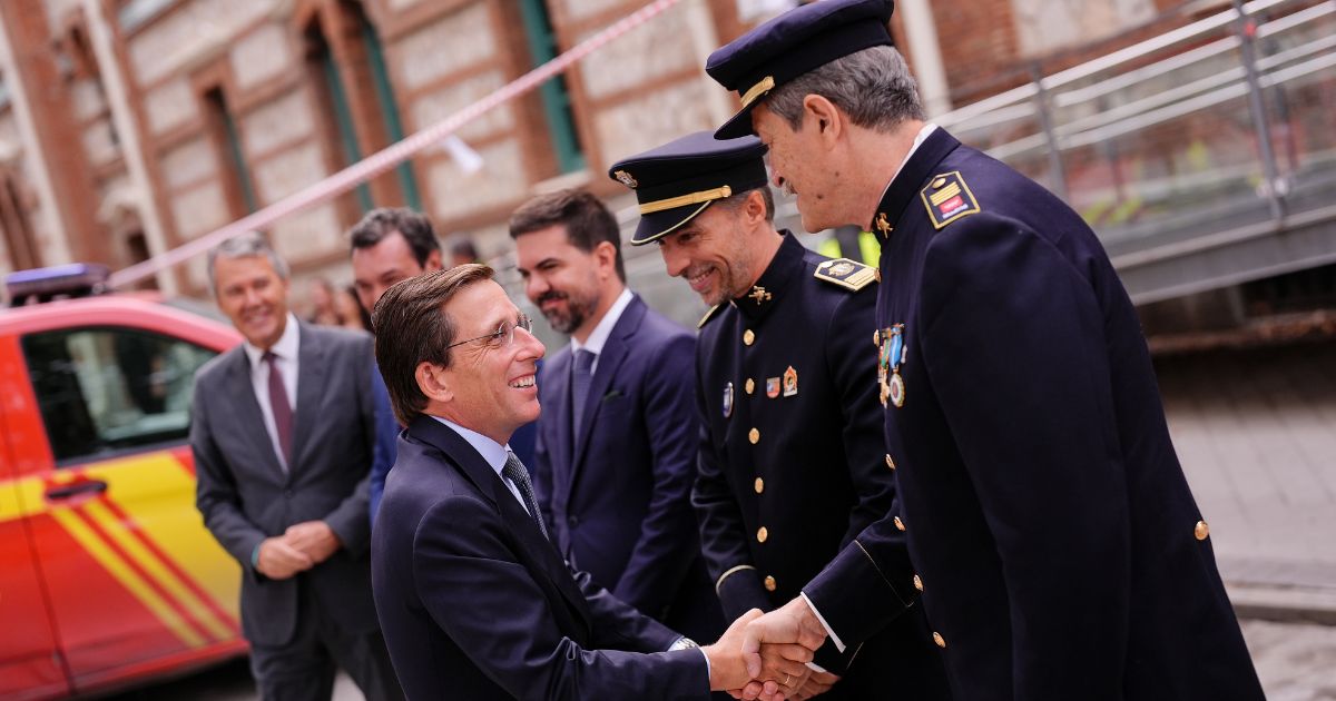 Almeida honra a los bomberos municipales de Madrid como pilar de seguridad y modelo de servicio público en las celebraciones de…