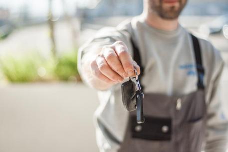 Avis recibe multa millonaria por prácticas abusivas en alquiler de coches.
