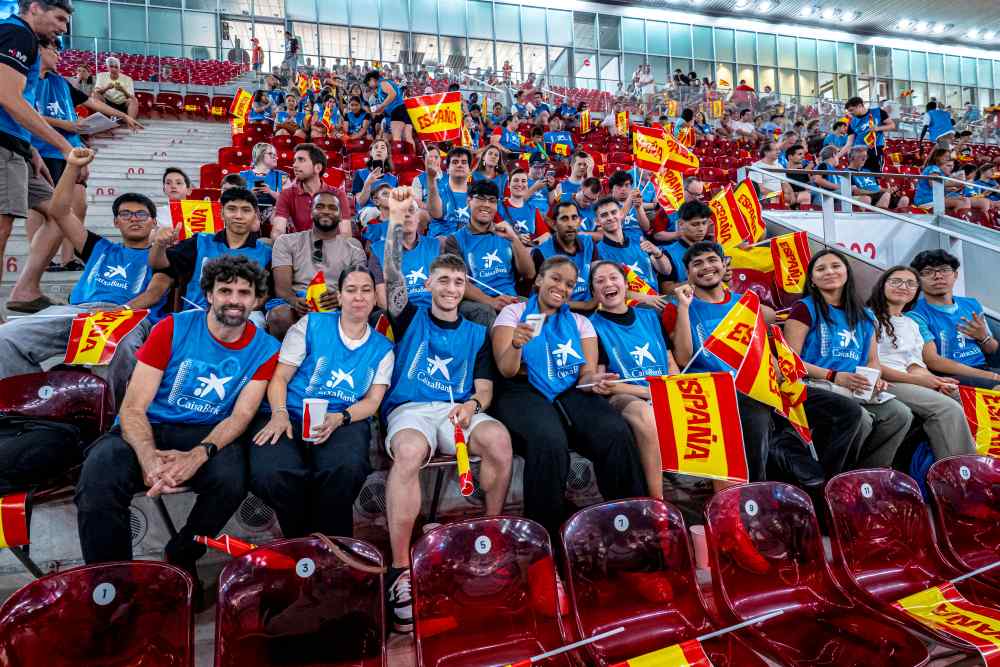 CaixaBank Fomenta la Inclusión Social con su Grada Solidaria en Partido de España-Dinamarca