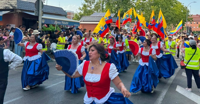 Celebración del Día Nacional de Ecuador: Más de 1.500 personas se unen al baile en Ciudad Lineal