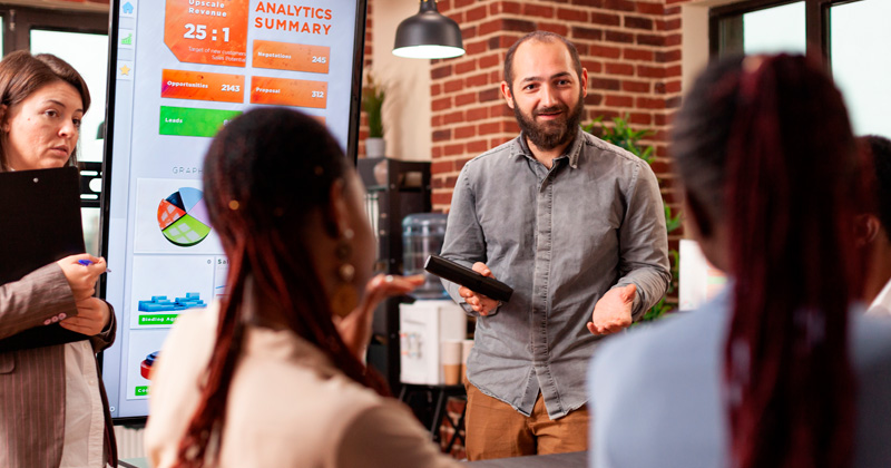 Emprendedor presentando la tracción en una startup ante un grupo de inversores.