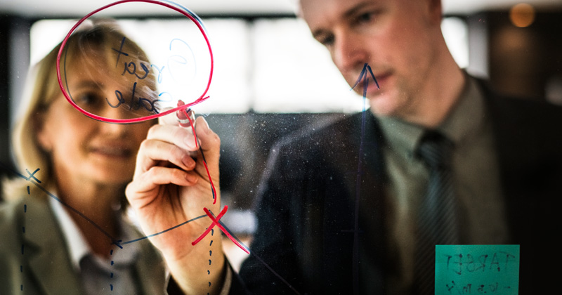 Esquema comparativo sobre la elección entre patente o secreto empresarial para proteger una innovación.
