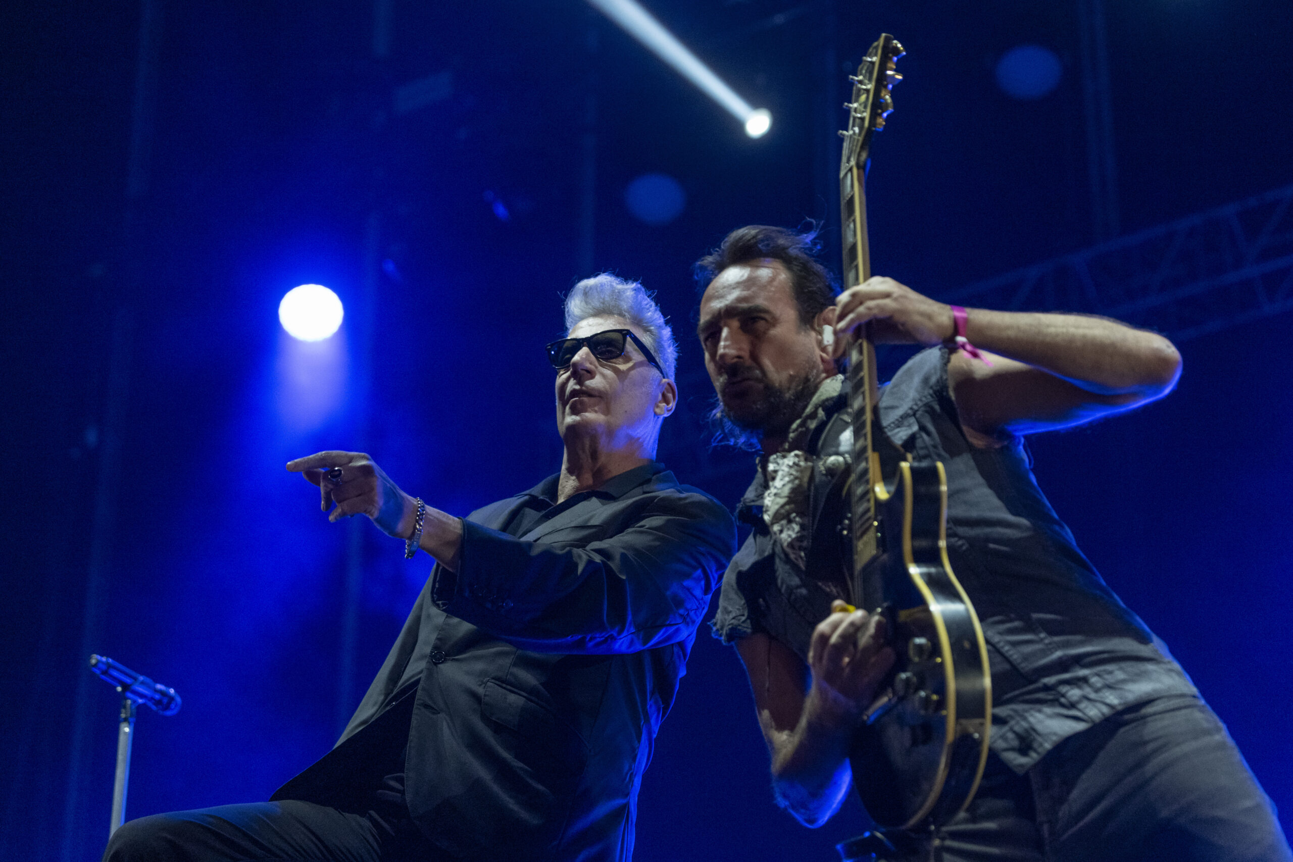 Multitudinaria Asistencia a los Conciertos de Loquillo y Efecto Pasillo en Lugares Emblemáticos