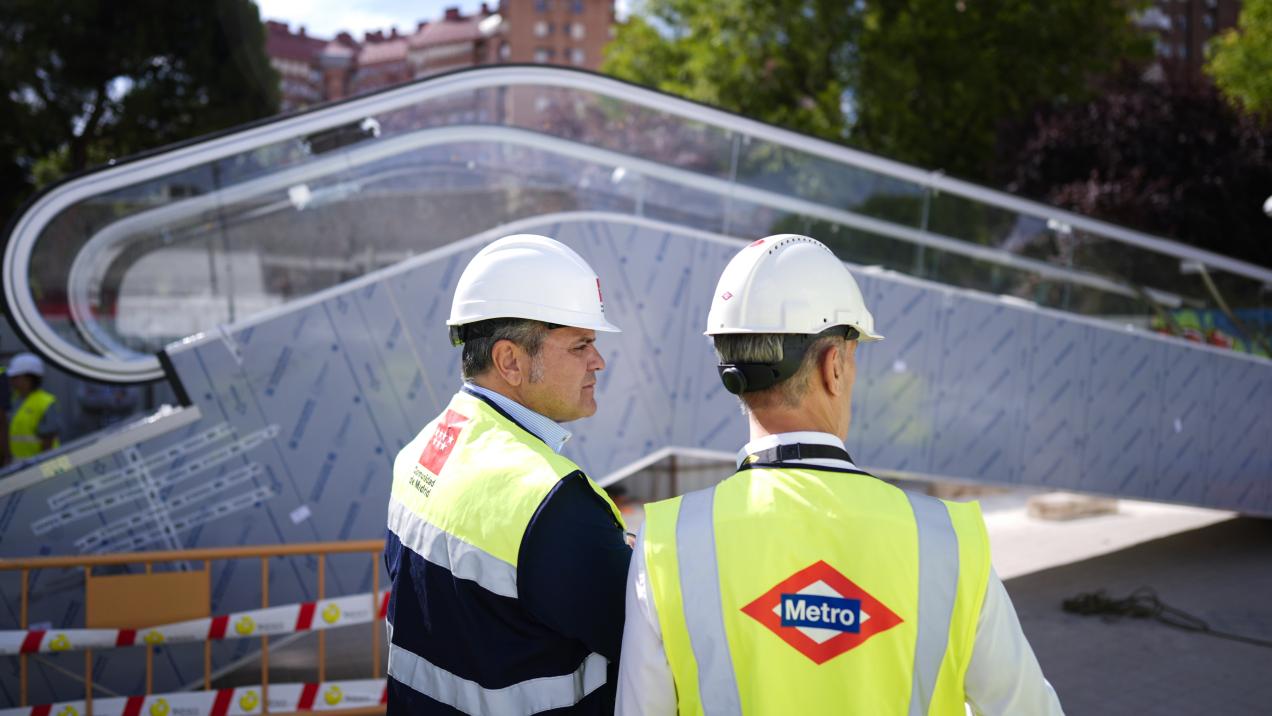 Nuevas Escaleras Mecánicas Mejoran Accesibilidad en la Estación de Metro de Estrella en Madrid