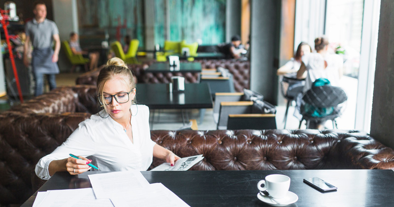 Lista de comprobación sobre mesa de trabajo para internacionalizar una empresa con éxito