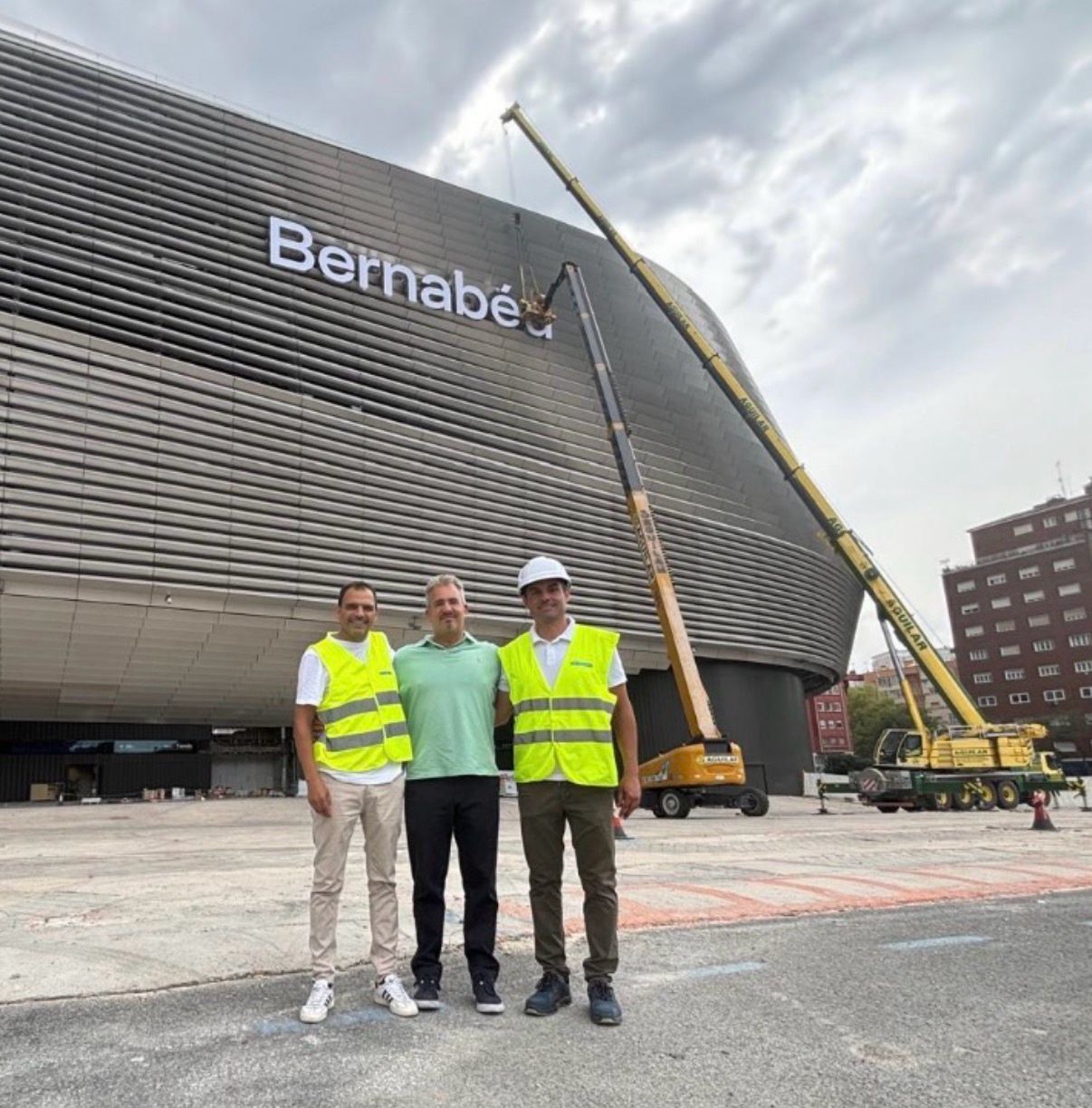 Una empresa de Ciudad Real lleva su trabajo al nuevo rótulo del Bernabéu
