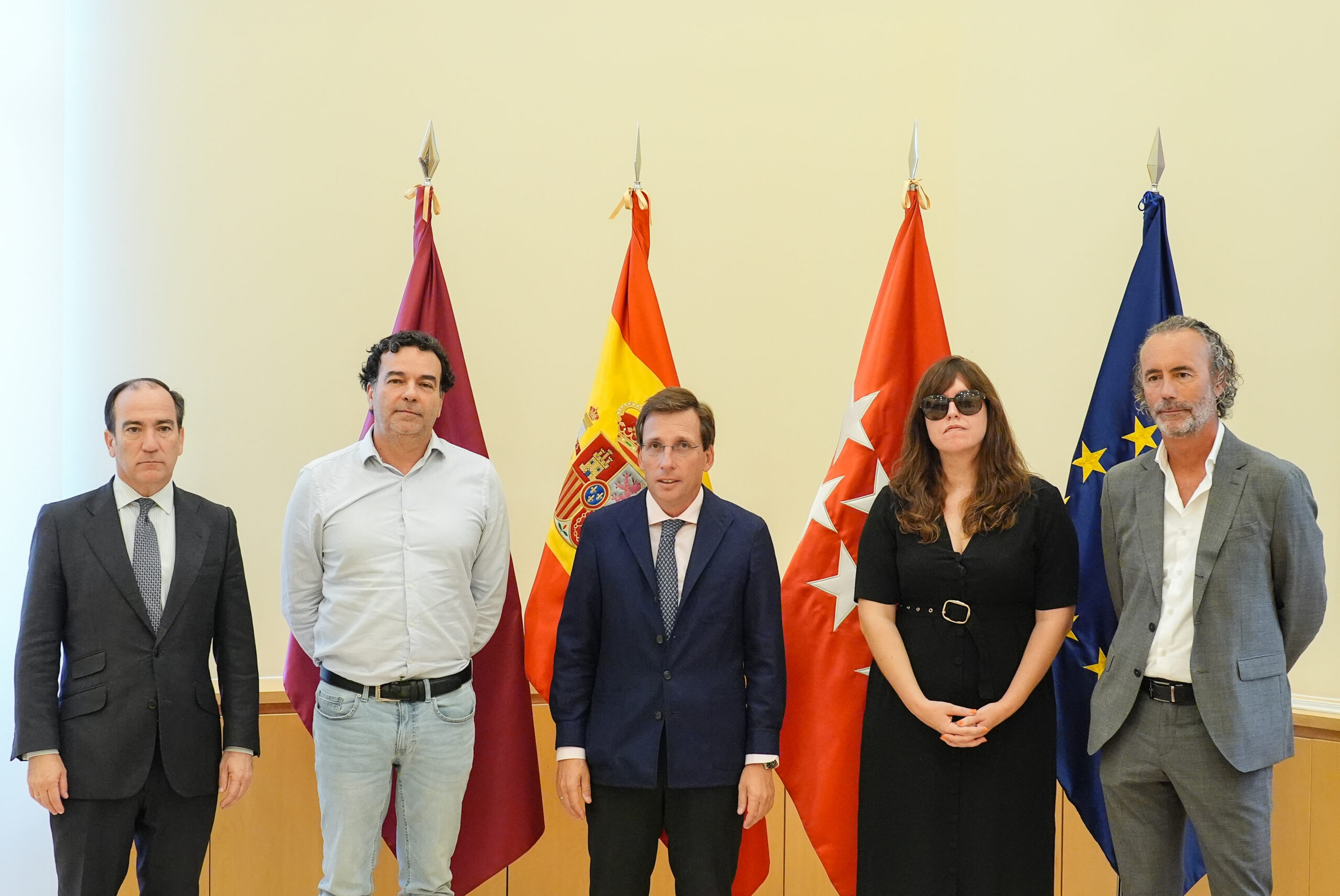 Almeida Compromete Cooperación del Ayuntamiento con Víctimas de Adamuz en Búsqueda de la Verdad