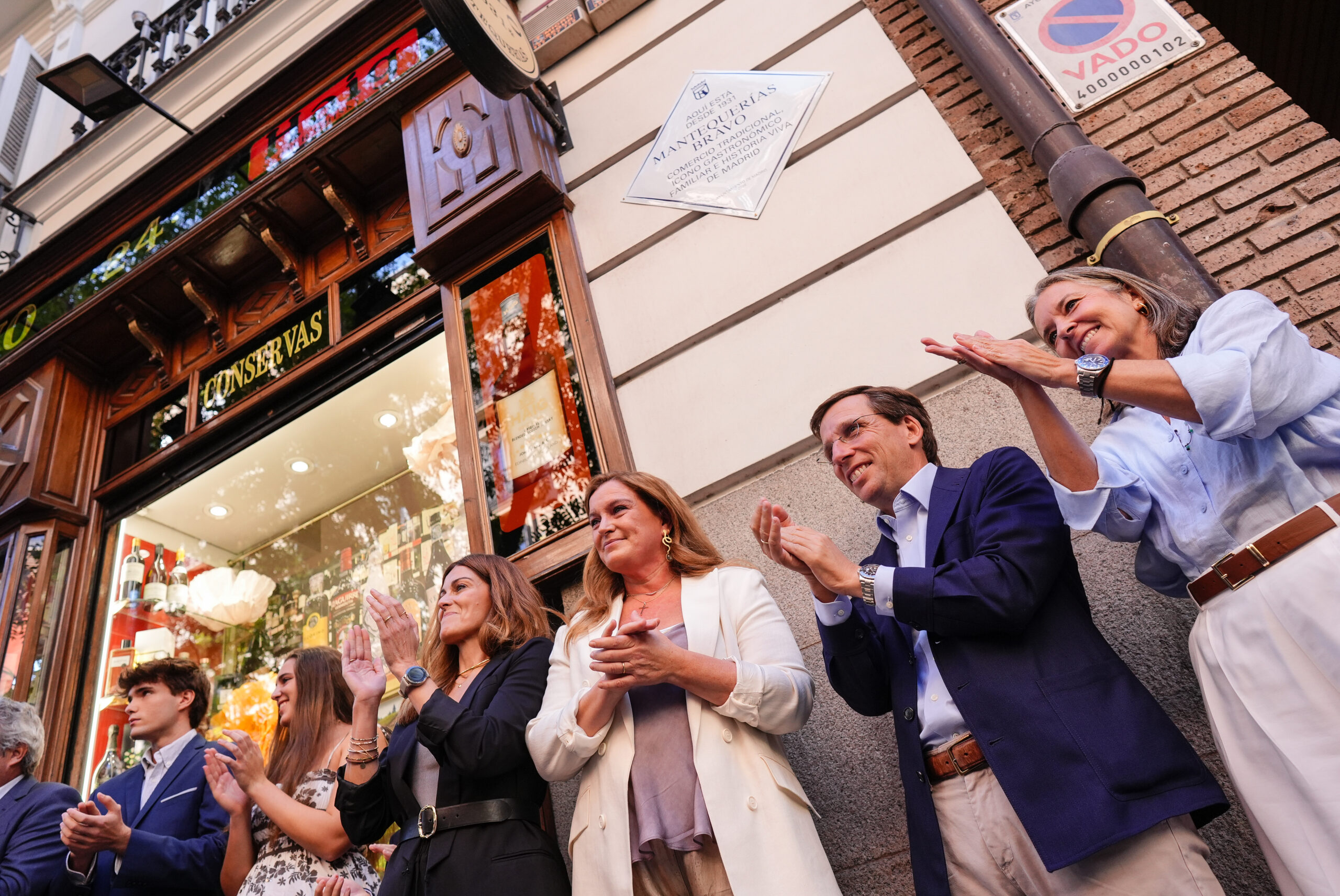 Almeida Destaca la Labor del Comercio Tradicional en Homenaje a Mantequerías Bravo 1 Almeida Destaca la Labor del Comercio Tradicional en Homenaje a Mantequerías Bravo