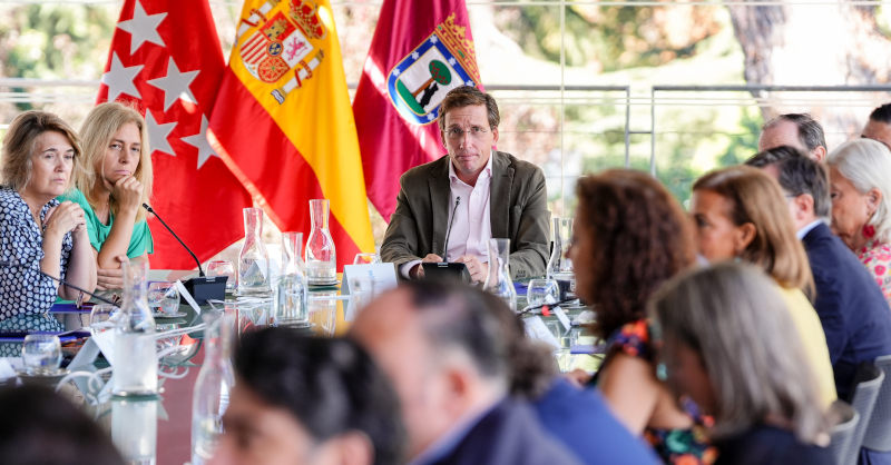 Almeida destaca la evolución de Madrid y se compromete a construir una ciudad inclusiva para todos.