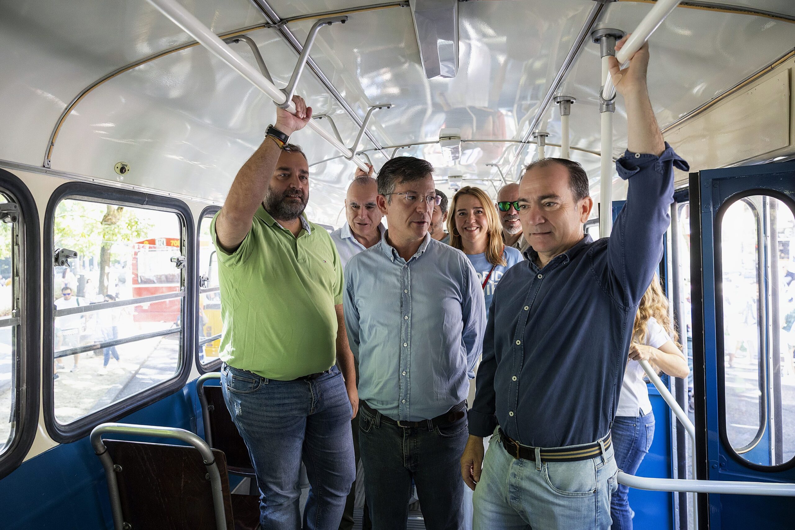Celebración Masiva en el Paseo del Prado: La Cabina del Futuro Cautiva a Madrid en la Fiesta de la Movilidad