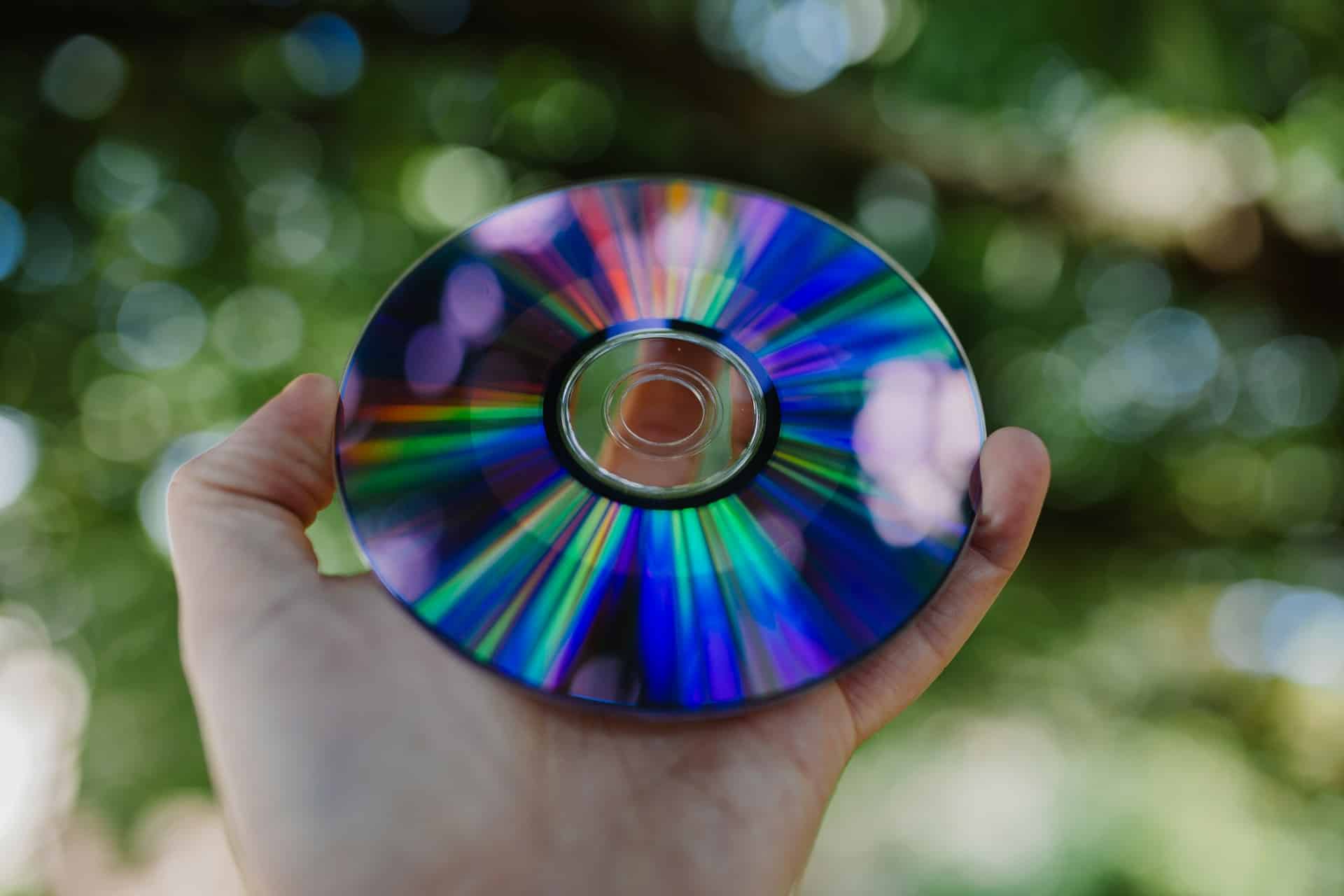 De CD-ROM a Blu-ray: La Transformación del Almacenamiento Óptico en las Computadoras. 1 De CD-ROM a Blu-ray: La Transformación del Almacenamiento Óptico en las Computadoras.