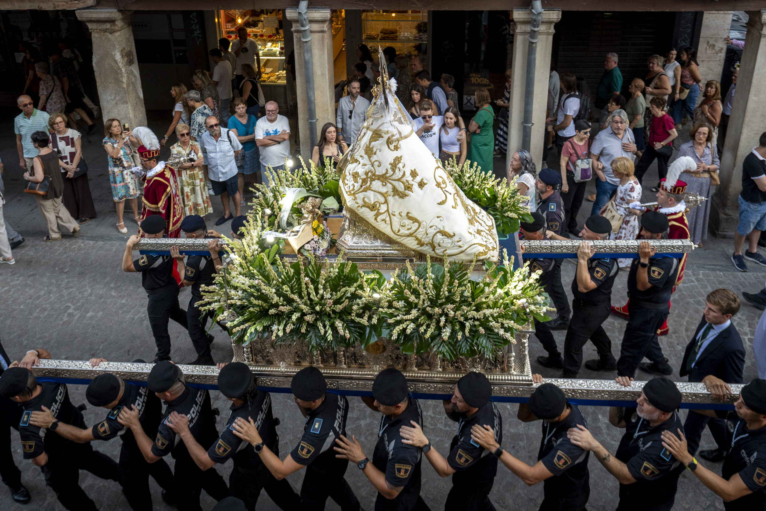 La Virgen del Val realizó una emotiva procesión en Alcalá regresando a su ermita este sábado. 1 La Virgen del Val realizó una emotiva procesión en Alcalá regresando a su ermita este sábado.