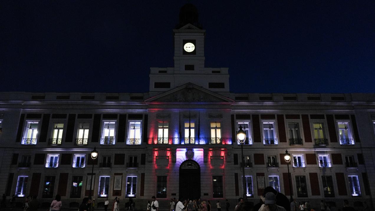 Madrid Muestra Solidaridad al Iluminar la Real Casa de Correos con los Colores de Ceuta