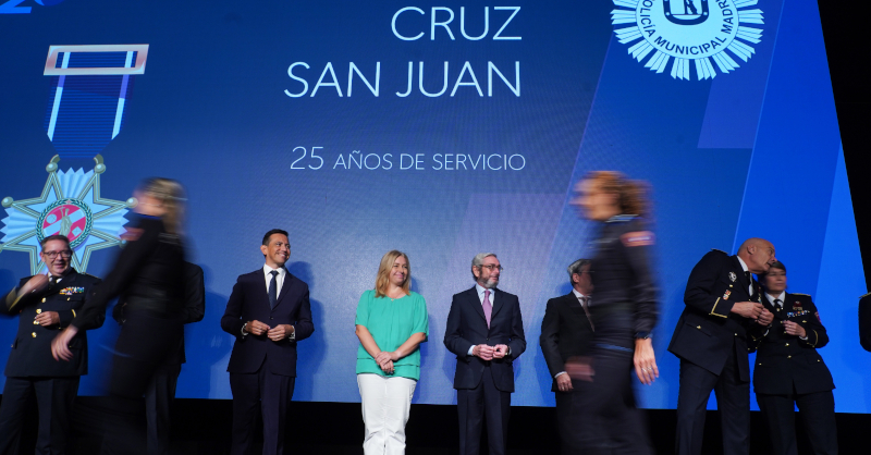 Madrid rinde homenaje a policías municipales por 25 años de servicio: "Siempre estáis cuando se necesita" 1 Madrid rinde homenaje a policías municipales por 25 años de servicio: «Siempre estáis cuando se necesita»