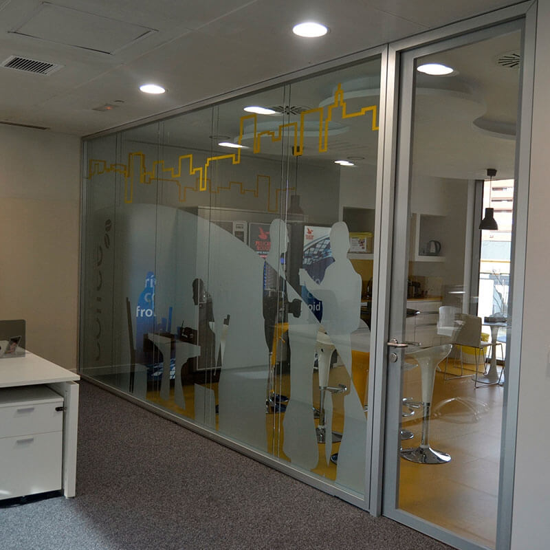 Por qué las oficinas más productivas usan mamparas de oficina