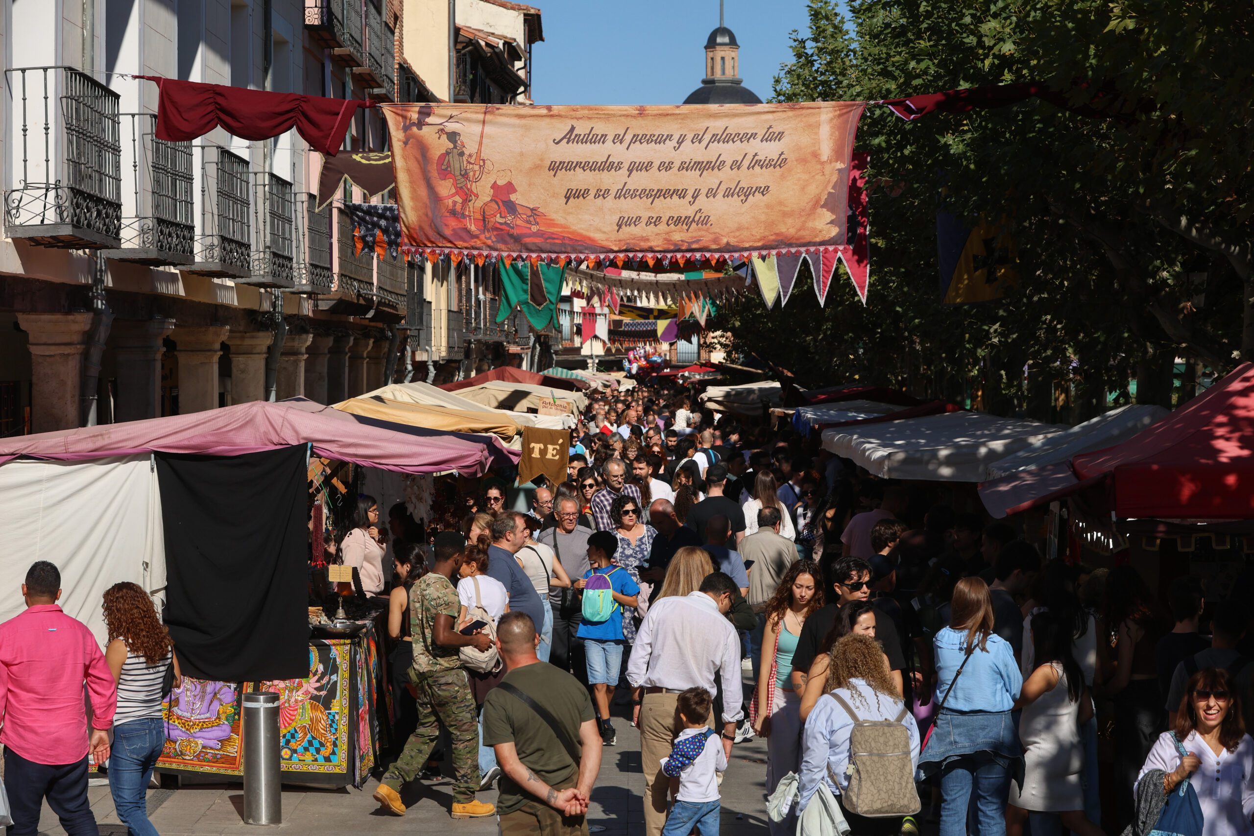Apertura del Mercado Cervantino: Un evento con 400 puestos, más de 40 compañías artísticas y 300 actividades de animación.