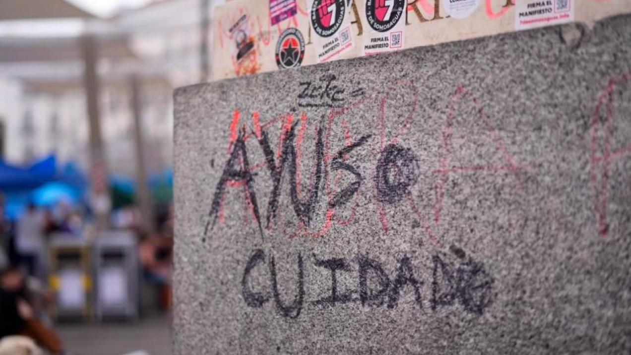 Denuncia de la Comunidad de Madrid ante la Fiscalía por posibles delitos de odio contra Ayuso en acampada de la Puerta del Sol