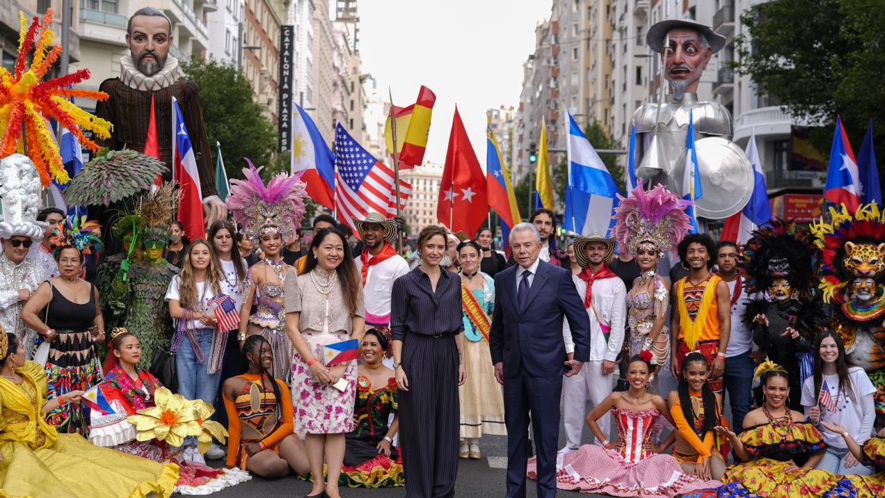 Díaz Ayuso destaca la importancia de la integración hispana en la Cabalgata de Hispanidad 2026. 1 Díaz Ayuso destaca la importancia de la integración hispana en la Cabalgata de Hispanidad 2026.