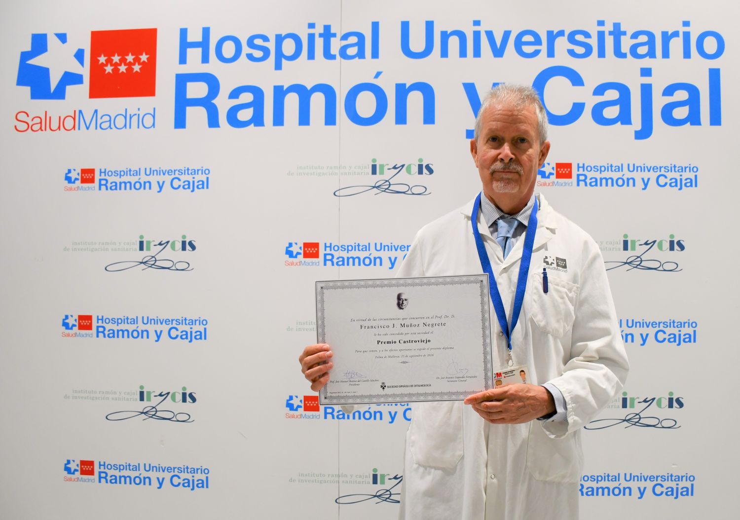 El jefe de Oftalmología del Hospital Ramón y Cajal recibe el Premio Castroviejo por su trayectoria profesional