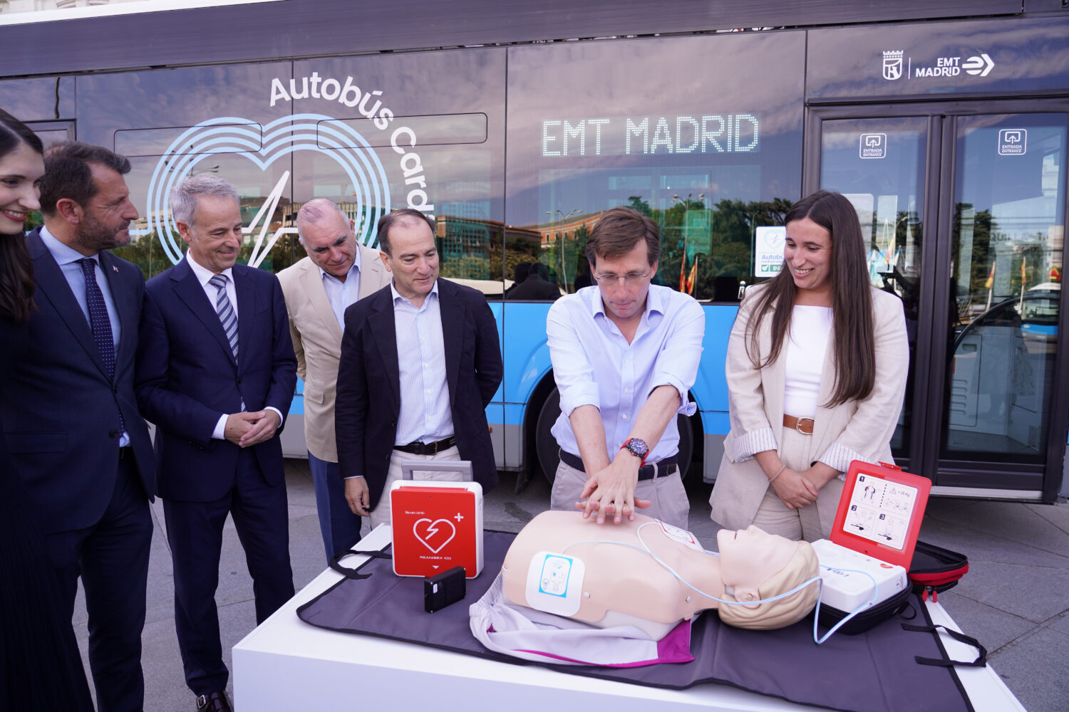 El Ayuntamiento instala desfibriladores en toda la flota de autobuses de EMT Madrid