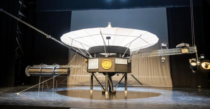 Exposición en Condeduque Presenta Réplica a Escala Completa de la Sonda Voyager 1 1 Exposición en Condeduque Presenta Réplica a Escala Completa de la Sonda Voyager 1