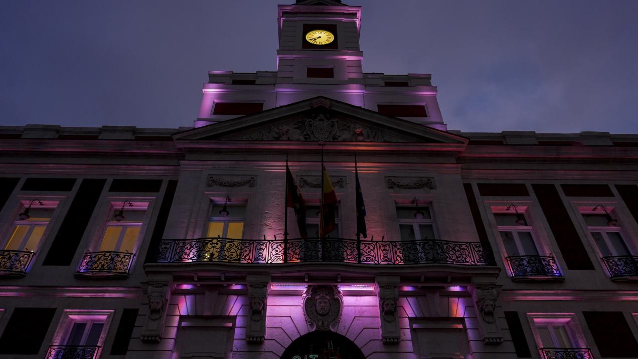 Iluminación Rosa en la Real Casa de Correos por el Día Mundial del Cáncer de Mama