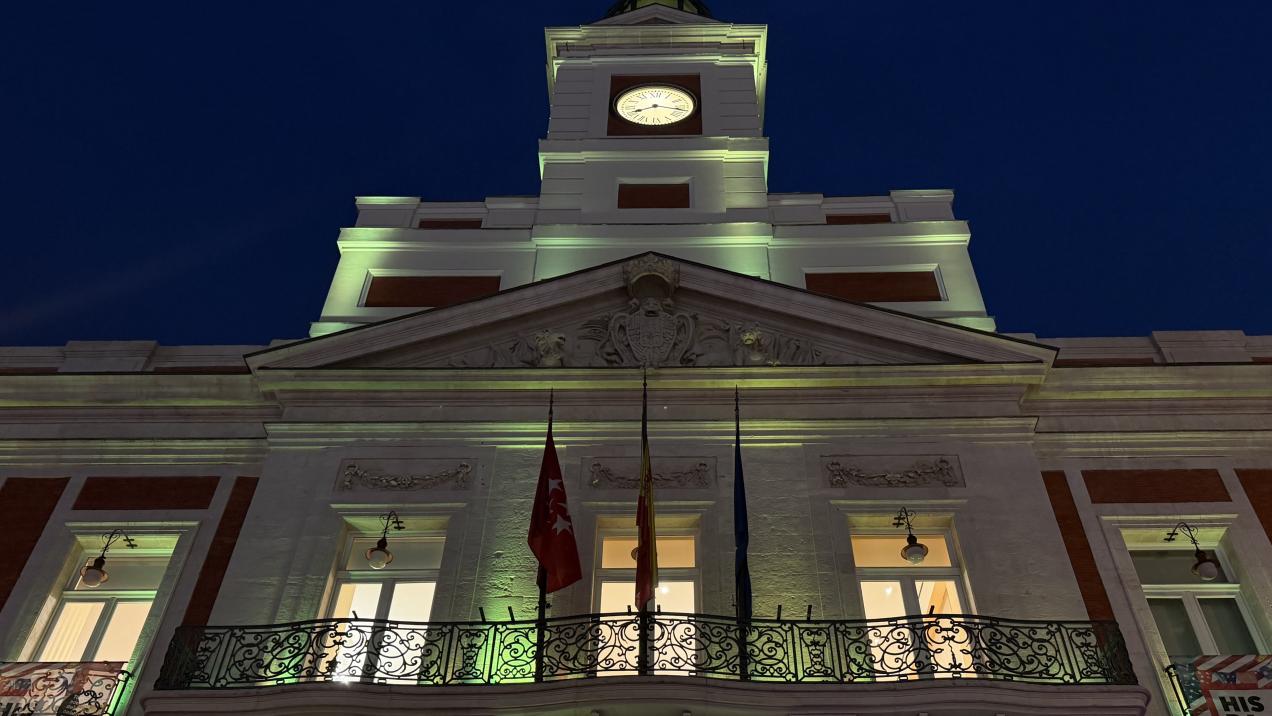 La Real Casa de Correos se tiñe de verde en Madrid por el Día Mundial contra la Meningitis