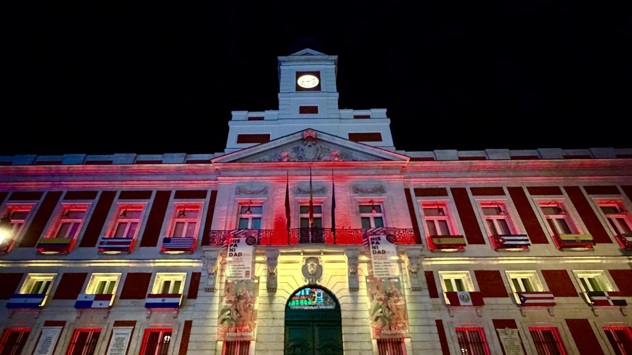 La Real Casa de Correos se viste de gala con los colores de España para la Fiesta Nacional en Madrid. 1 La Real Casa de Correos se viste de gala con los colores de España para la Fiesta Nacional en Madrid.