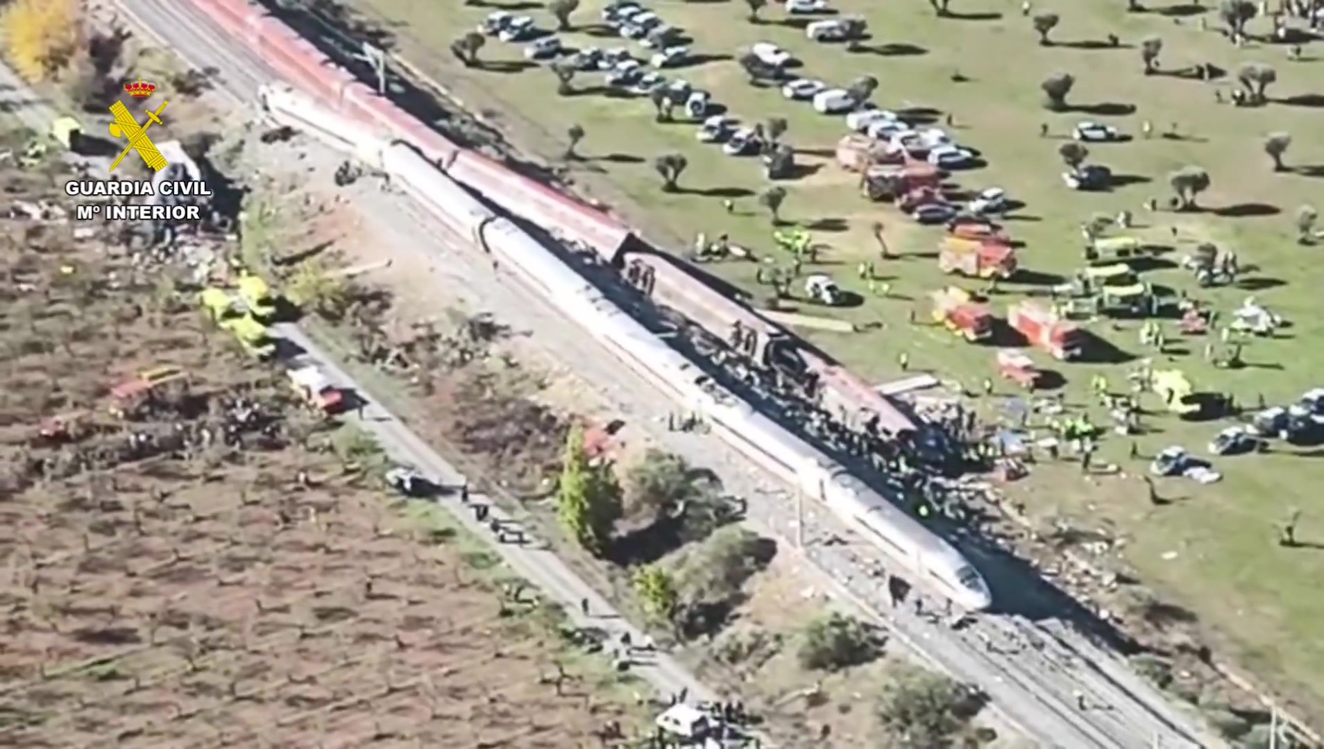 Urda: al menos 31 muertos; Madrid activa tres hospitales y 922 camas 1 Vista aérea de la vía y los trenes accidentados en Urda